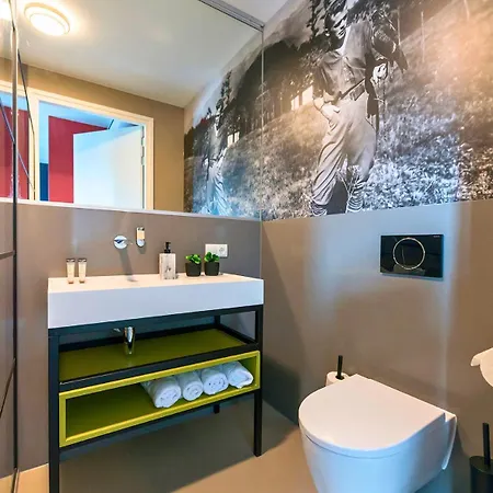 Near Center - New Bathroom & Bed *