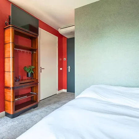 Near Center - New Bathroom & Bed ティルブルグ