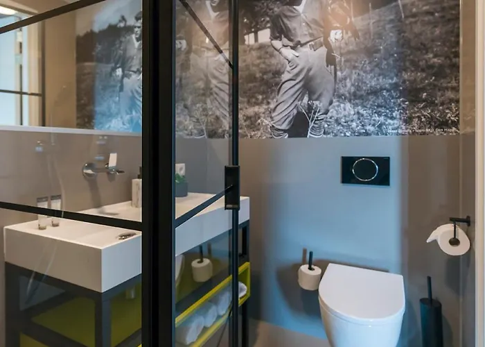 Near Center - New Bathroom & Bed