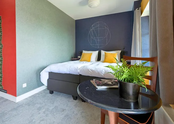 Near Center - New Bathroom & Bed