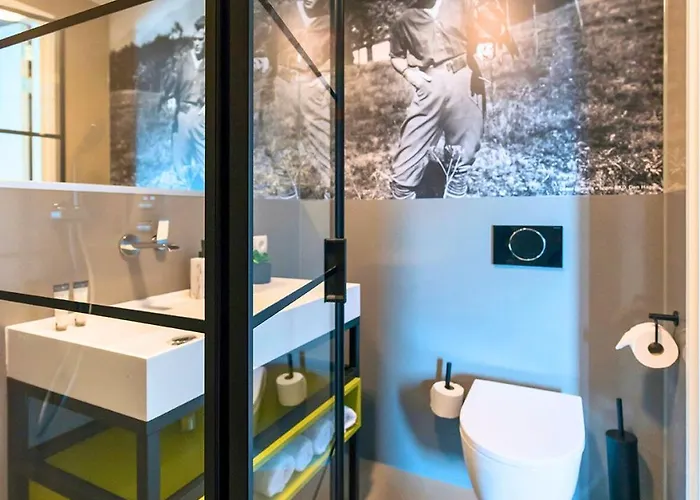 Near Center - New Bathroom & Bed *