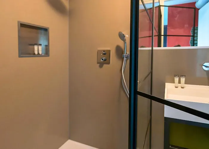 Near Center - New Bathroom & Bed