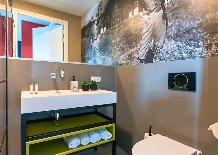 Near Center - New Bathroom & Bed *