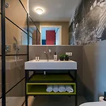 Near Center - New Bathroom & Bed * טילבורג