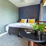 Near Center - New Bathroom & Bed