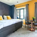 Near Center - New Bathroom & Bed *