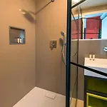 Near Center - New Bathroom & Bed