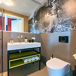 Near Center - New Bathroom & Bed *