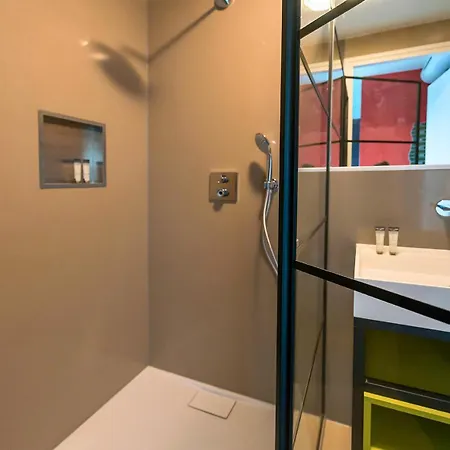 Near Center - New Bathroom & Bed