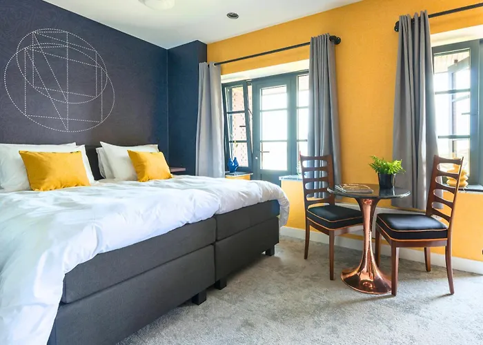 Near Center - New Bathroom & Bed *