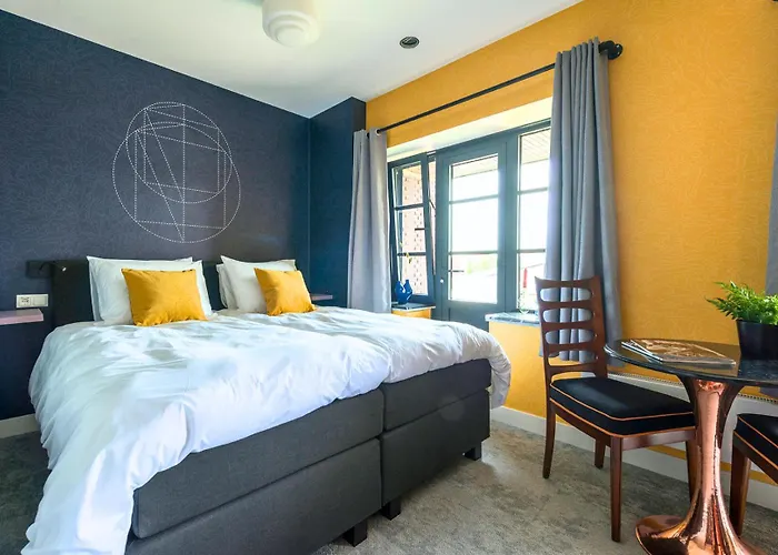 Near Center - New Bathroom & Bed